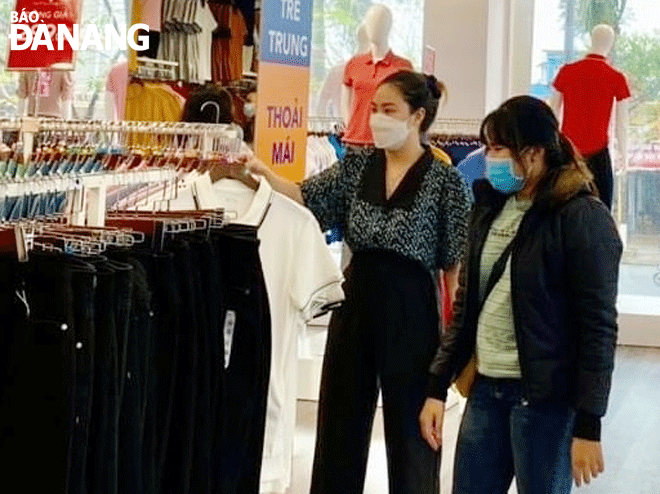 Shoppers at the Yody Store at 478 Dien Bien Phu, Thanh Khe District. Photo: M.QUE