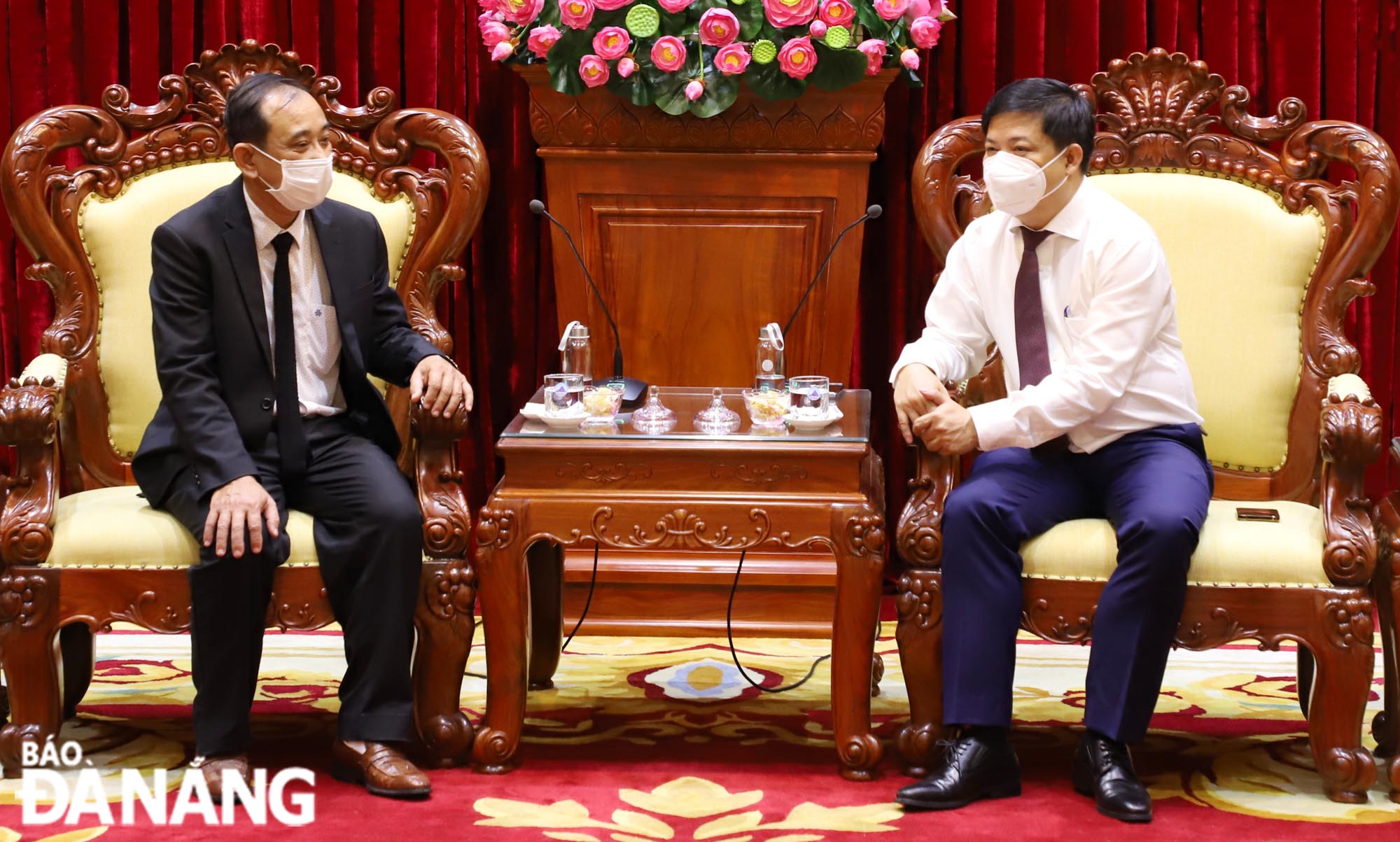 Deputy Secretary of the Da Nang Party Committee Luong Nguyen Minh Triet (right) receives Vice President of the Viet Nam Christian Mission Tran Thanh Hai. Photo: NGOC PHU