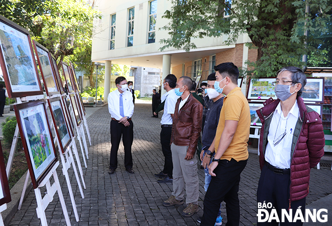 Các đại biểu, khách mời tham quan triển lãm ảnh nghệ thuật với chủ đề 