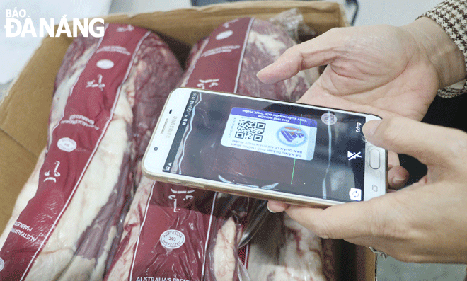 Shoppers scan the QR codes to trace down the origin of the products on sale at the Da Nang branch of the Ngon Classic Co., Ltd., in Tho Quang Ward, Son Tra District. Photo: VAN HOANG 