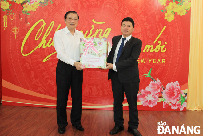 Trưởng ban Nội chính Trung ương Phan Đình Trạc (bên trái) tặng quà chúc Tết ngành Nội chính thành phố. Ảnh: TRỌNG HÙNG
