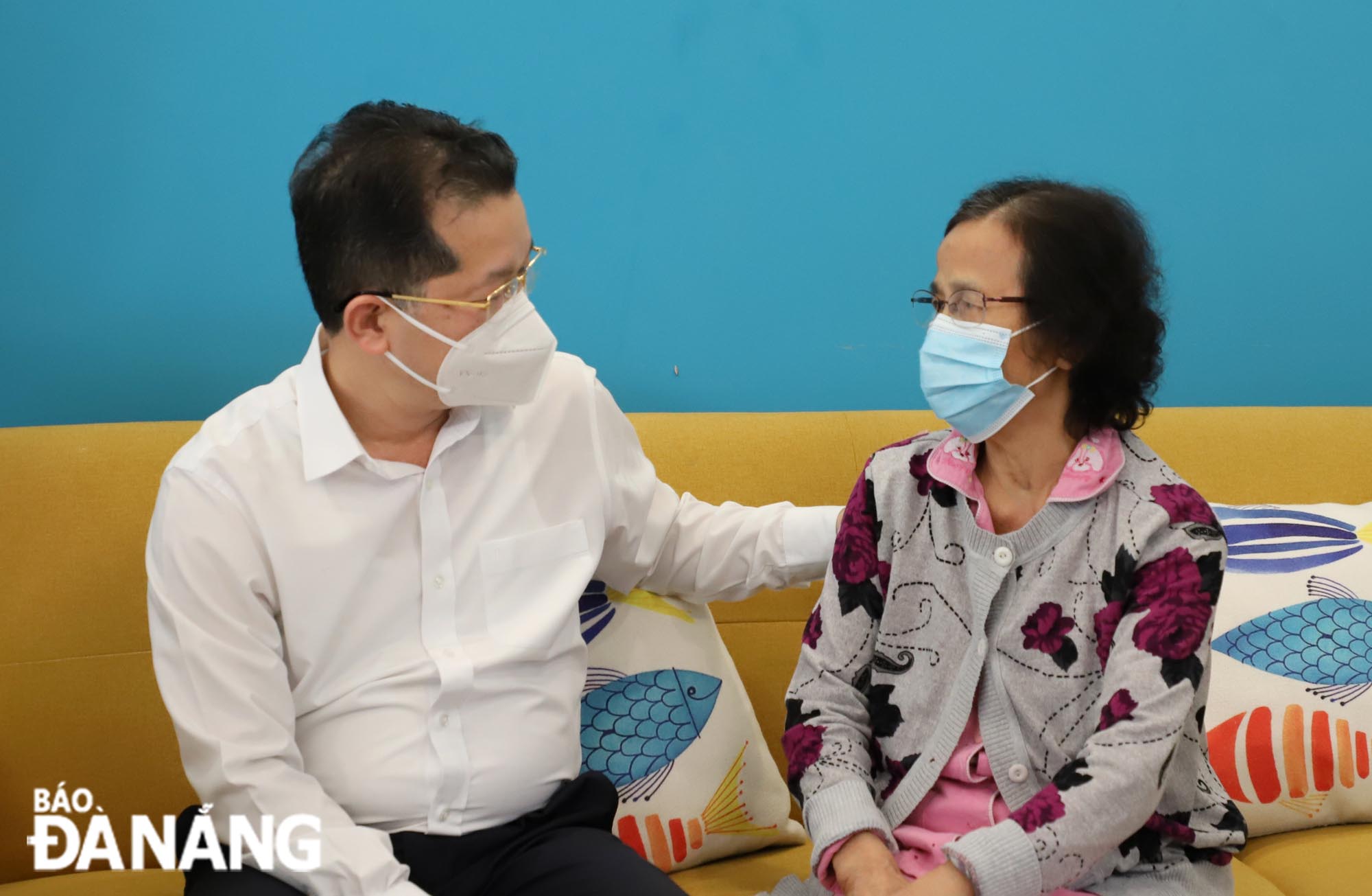 Bí thư Thành ủy Nguyễn Văn Quảng thăm hỏi thân nhân gia đình cố Bí thư Hồ Nghinh. Ảnh: NGỌC PHÚ