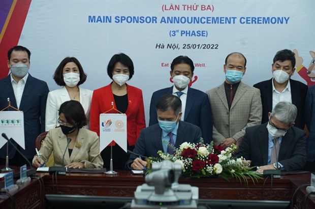 Tran Duc Phan, deputy director of the Vietnam Sport Administration (centre), Keiji Kaneko, general director of Ajinomoto Vietnam, (R) and Tran Thuy Chi, chairwoman of the Board of Vietcontent, sign a sponsorship contract in Hanoi. (Photo courtesy of organisers)