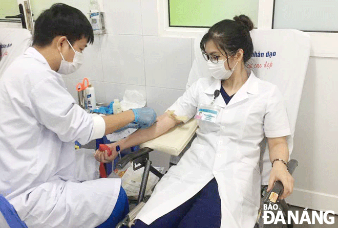 Nhân viên y tế Bệnh viện Đà Nẵng tham gia hiến máu cứu bệnh nhân. Ảnh: L.H