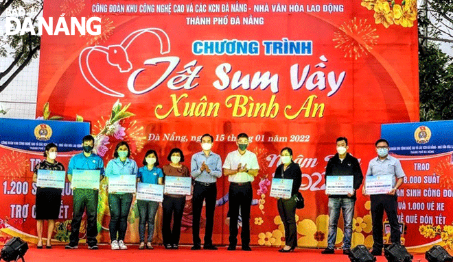 Chủ tịch Liên đoàn Lao động thành phố Nguyễn Duy Minh và đại diện Công đoàn Khu Công nghệ cao và các khu công nghiệp tặng quà cho công nhân trong chương trình “Tết sum vầy - Xuân bình an”.