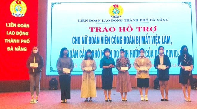 Bà Đinh Thị Thanh Hà (thứ tư, trái sang), Phó Chủ tịch Liên đoàn Lao động thành phố trao quà đến đoàn viên nữ tại Công đoàn Công ty TNHH MTV Thương mại  Quảng Nam - Đà Nẵng.