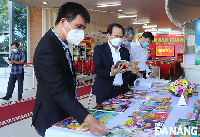 Head of the Publicity and Training Department Propaganda Department under the Party Committee Nguyen Dinh Vinh (second, left) visiting a display space at the Spring Newspaper Festival 2022.