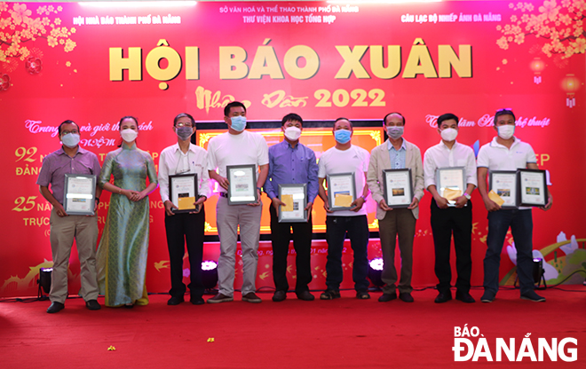 The festival’s organizers presenting awards to photographers whose works have won prizes at the art photo exhibition. 