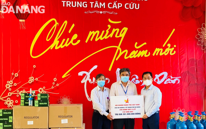 Chủ tịch Hội doanh nhân trẻ thành phố Lê Trí Hải (đầu tiên, phải qua) trao thiết bị y tế do Hội Doanh nhân trẻ Việt Nam ủng hộ cho ngành Y tế thành phố. Ảnh: M.QUẾ