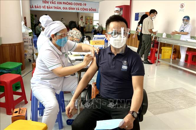 Bệnh viện Đa khoa Trung tâm An Giang tiêm vaccine mũi 3 cho người từ 18 tuổi trở lên. Ảnh: Thanh Sang/TTXVN