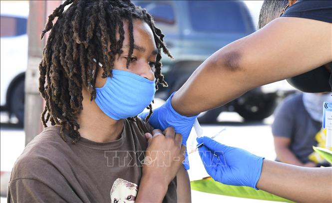 Tiêm vaccine phòng Covid-19 cho trẻ em tại Los Angeles, bang California, Mỹ. Ảnh: AFP/TTXVN