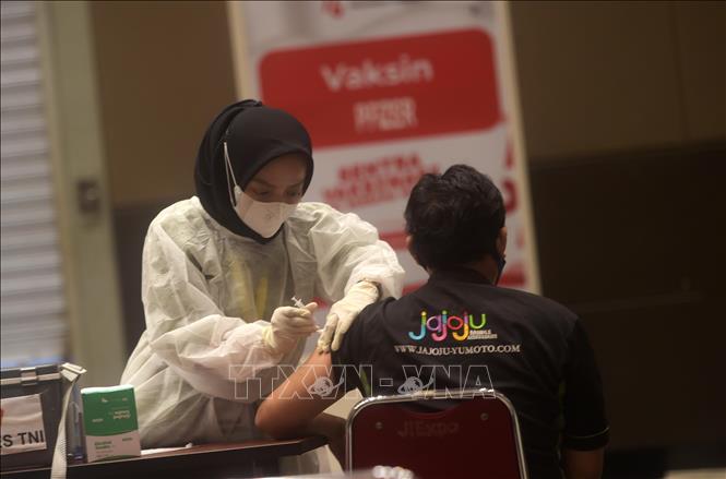 Nhân viên y tế tiêm vaccine phòng Covid-19 cho người dân tại Jakarta, Indonesia, ngày 18-1-2022. Ảnh: THX/TTXVN