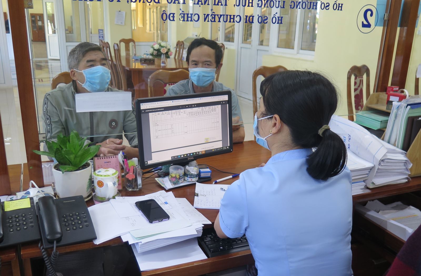 Cán bộ Bảo hiểm xã hội tỉnh Kon Tum tuyên truyền để người dân không rút bảo hiểm xã hội một lần. Ảnh: Dư Toán/TTXVN