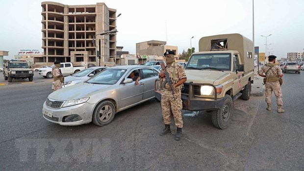 Binh sỹ Libya gác tại một chốt kiểm soát ở Đông Nam thủ đô Tripoli ngày 4-9-2021. (Ảnh: AFP/TTXVN)