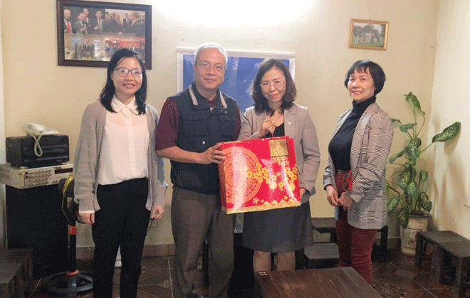 Đoàn cán bộ Sở Ngoại vụ đến thăm gia đình ông Nguyễn Đồng Hải, Phó Chủ tịch Cộng đồng người Việt tại Slovakia.