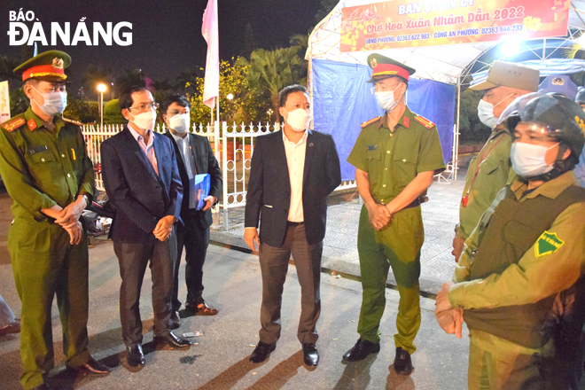 Chủ tịch UBND quận Hải Châu Lê Tự Gia Thạnh (đứng giữa) kiểm tra, thăm hỏi lực lượng tuần tra đêm 8394 đoạn trước Đài tưởng niệm thành phố. Ảnh: T. HUY