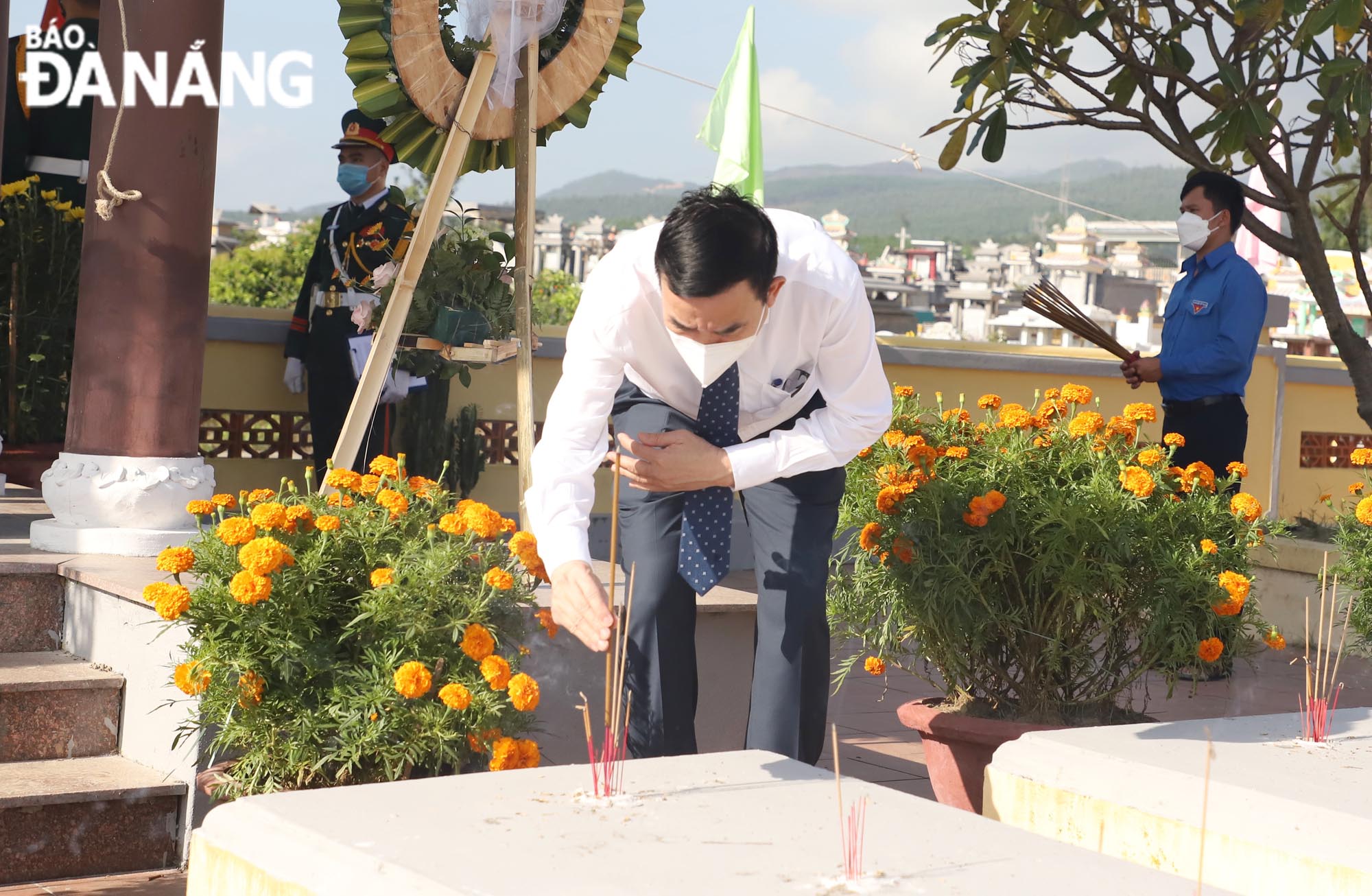 Chủ tịch UBND thành phố Lê Trung Chinh thắp hương các anh hùng, liệt sĩ tại Nghãi trủng Phước Ninh (huyện Hòa Vang). Ảnh: NGỌC PHÚ