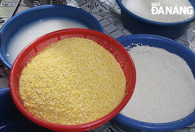 In order for the cake to be delicious, sticky rice and green beans must be soaked and rubbed well before being packaged.