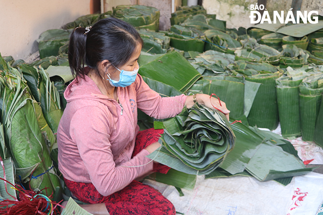 ‘La chuoi’ (banana leaves) are washed in preparation for making ‘ banh chung’