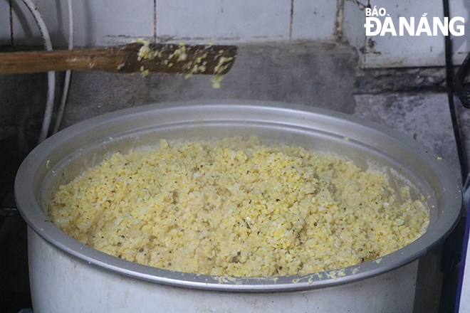 During the curing process of green beans, the worker must stir well to ensure that slimy green beans are not to be too sticky.