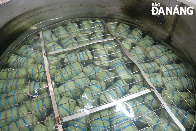 After being wrapped, ‘banh tet’ are placed on the bottom of the large-sized pot and ‘banh chung’ on top for cooking within 12-13 hours. 