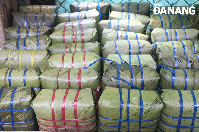 The prices of 15x15 cm ‘banh chung’ ranges from VND60,000 - VND110,000 per item, whilst ‘banh tet’ are on sale at the cost of VND60,000 - VND100,000 per item weighing about 1.2 kg.