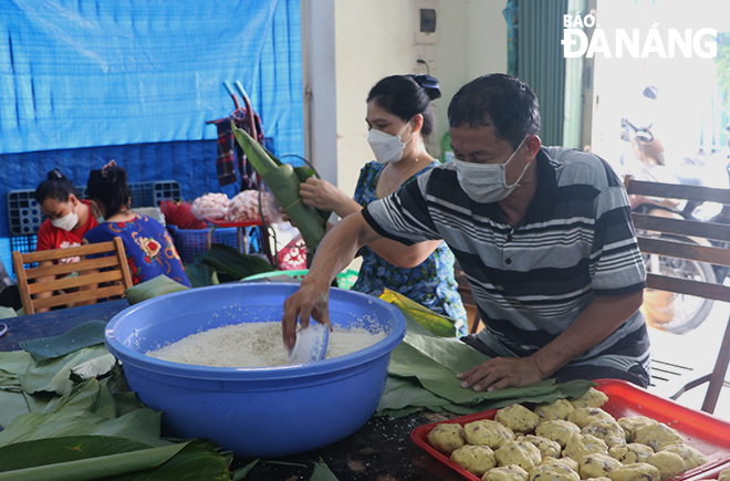 In these days leading to the Lunar New Year (Tet) festival, many facilities making ‘banh chung’ (square glutinous rice cakes) and ‘banh tet’ (cylindrical glutinous rice cake) across Da Nang are hastily producing the festive delicacy for upcoming much-waited occasion.