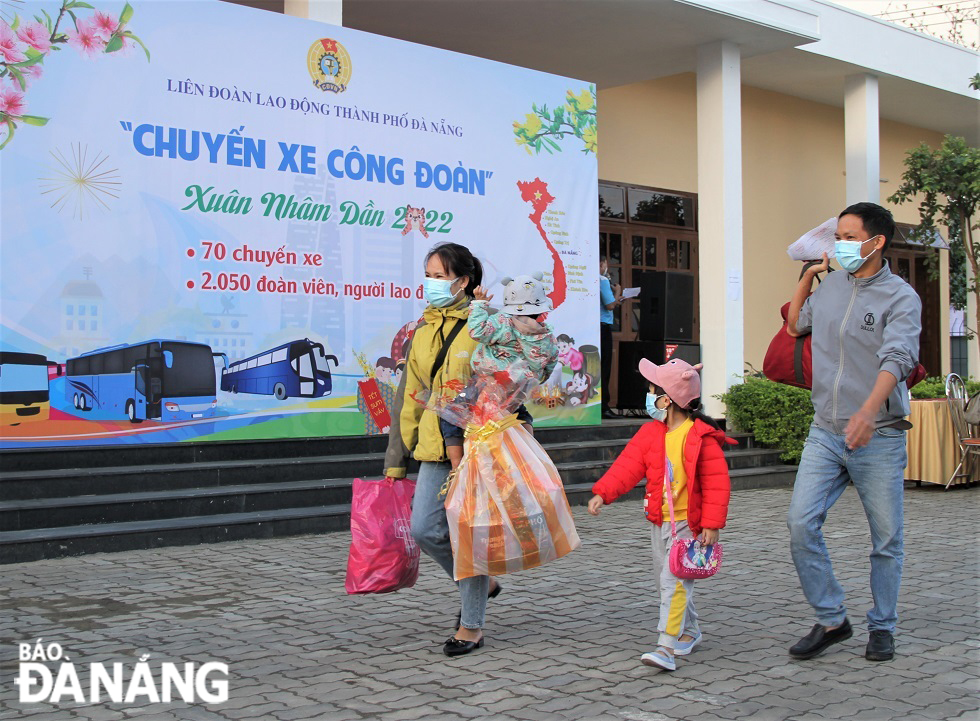 The family of an internal migrant worker in Da Nang goes home to celebrate Tet on a trade union bus.