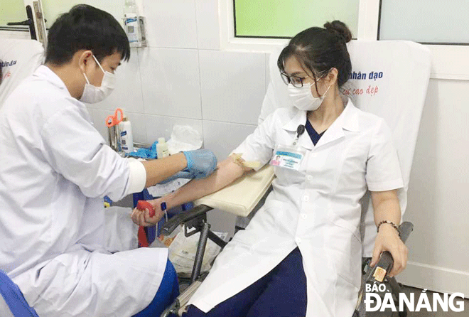 Medical staff of Da Nang Hospital participate in blood donation to save patients. Photo: L.H