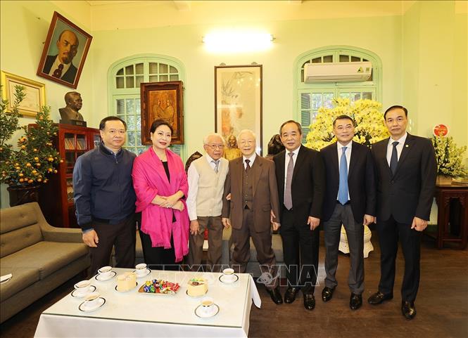 Tổng Bí thư Nguyễn Phú Trọng thăm, chúc Tết gia đình cố Tổng Bí thư Lê Duẩn. Ảnh: Trí Dũng/TTXVN.