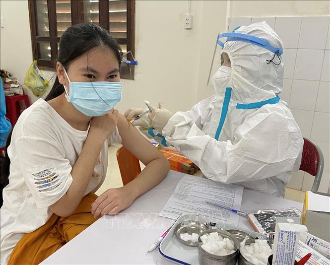 Tiêm vaccine phòng Covid-19 cho trẻ trong độ tuổi từ 12-17 tại Trung tâm y tế thành phố Đông Hà, Quảng Trị. Ảnh: Thanh Thủy/TTXVN