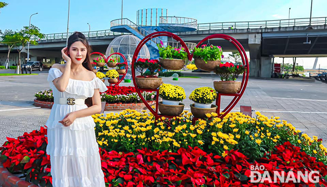 Floral decorations in the east of the Rong (Dragon) Bridge to serve the Year of the Tiger 2022. Photo: NGOC HA