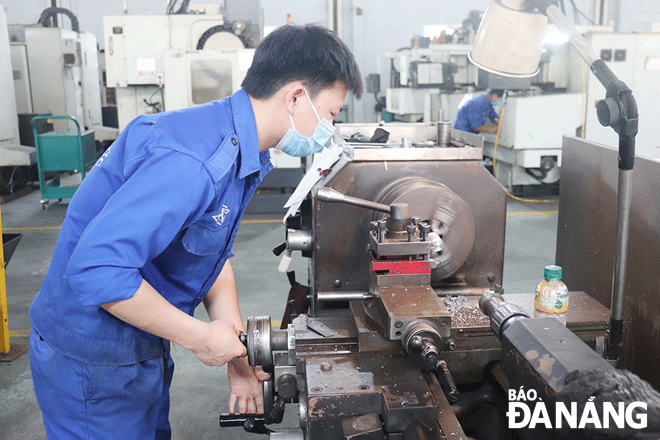 In the days leading up to Tet, the hustling working atmosphere has been recorded at businesses and production establishments in Da Nang. IN THE PHOTO: Employees are seen working at the Huynh Duc Trading, Service and Production Co., Ltd. Photo: KHANH HOA