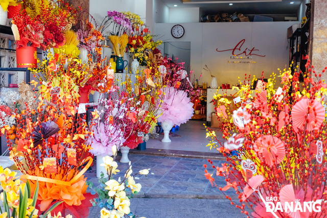 Flower shops are offering fresh, dried and artificial flowers. Flo