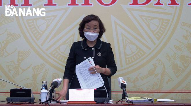 Vice Chairwoman Ngo Thi Kim Yen deliver a directive speech at a meeting with the leaders of the municipal Steering Committee for COVID-19 Prevention and Control, January 27, 2022. Photo: PHAN CHUNG