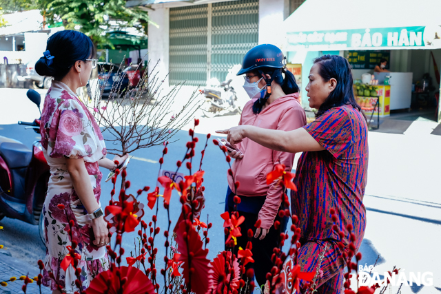 The prices of snow flower apricots are VND200,000/bundle, peach blossoms VND250,000/branch, wax flowers VND200,000/bundle, and lilies VND350,000/bundle. Photo: N.L  