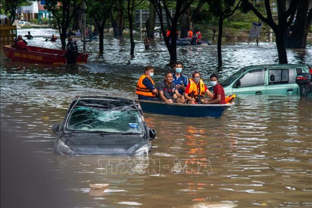 Rescuers evacuate people from flooded areas in Shah Alam city, Selangor state, Malaysia, on December 20 last year. (Photo: XINHUA)