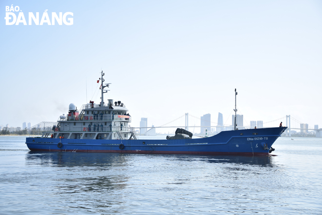 Ship DNa 91218TS belonging to permanent militia naval flotilla under the management of the Da Nang Military High Command heads out to sea for Tet patrols. Photo: T. HUY