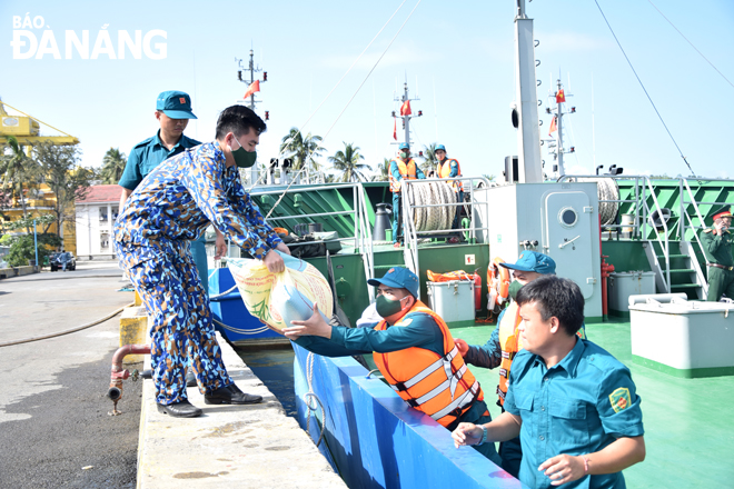 Loading rice and other necessities onto the ship for the trip. Photo: T. HUY