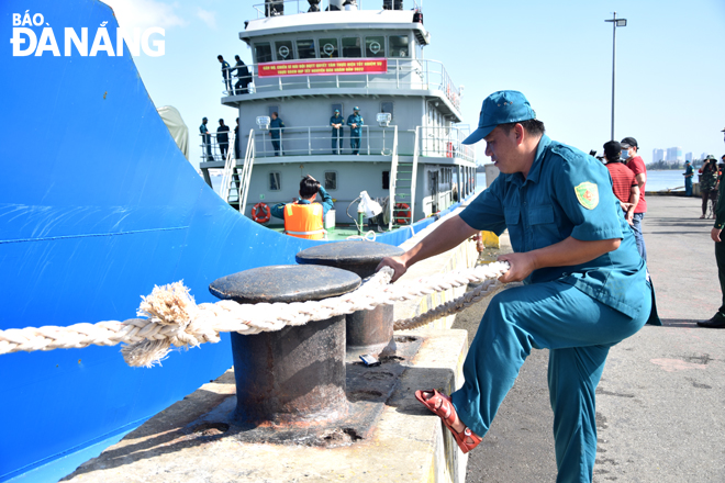 Remove the rope from the mooring post for the ship’s departure from the anchorage. Photo: T. HUY 