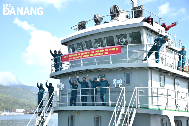 officers and soldiers participating in the working trip wave goodbye to the city. Photo: T. HUY