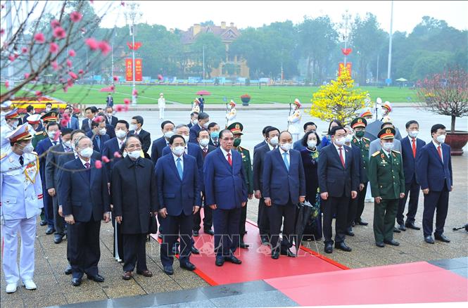 Đoàn các đồng chí lãnh đạo, nguyên lãnh đạo Đảng, Nhà nước đặt vòng hoa vào lăng viếng lăng Chủ tịch Hồ Chí Minh. Ảnh: Minh Đức/TTXVN