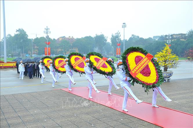 Vòng hoa của đoàn các đồng chí lãnh đạo, nguyên lãnh đạo Đảng, Nhà nước viếng Chủ tịch Hồ Chí Minh. Ảnh: Minh Đức/TTXVN