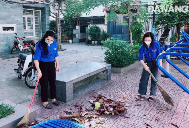 Đoàn viên thanh niên quận Hải Châu dọn vệ sinh tại một điểm công cộng. Ảnh: H.H
