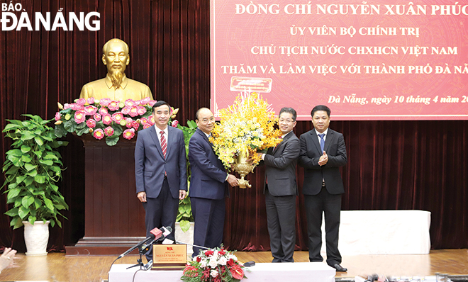 Thường trực Thành ủy tặng hoa chúc mừng đồng chí Nguyễn Xuân Phúc sau khi nhậm chức Chủ tịch nước. Ảnh: NGỌC PHÚ