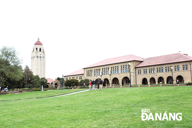 Sân trường Đại học Stanford.