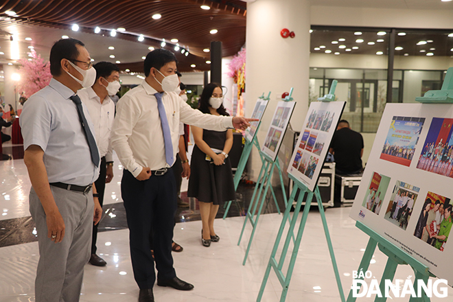 Standing Deputy Secretary of the Da Nang Party Committee cum Chairman of the municipal People's Council Luong Nguyen Minh Triet (second, left) at the photo exhibition.