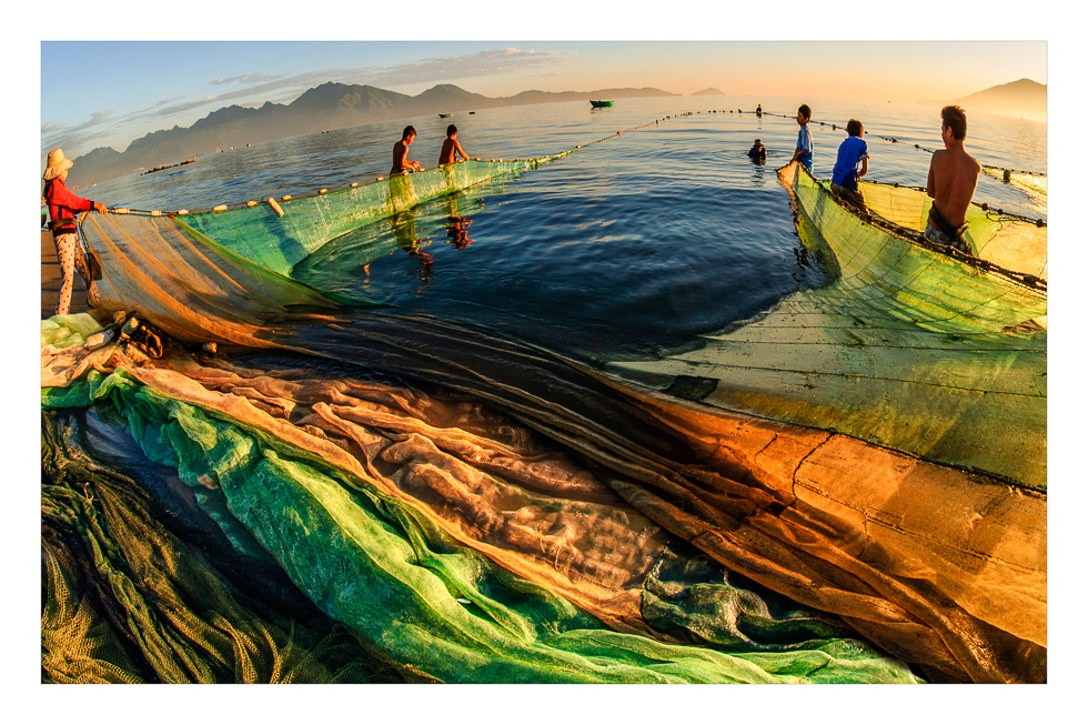 Pulling in a fishing net. Photo: Vo Trieu Hai