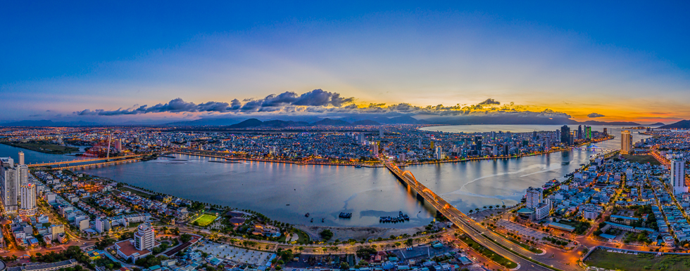 Romantic sunset moment seen in the city. Photo: Nguyen Thanh Hiep