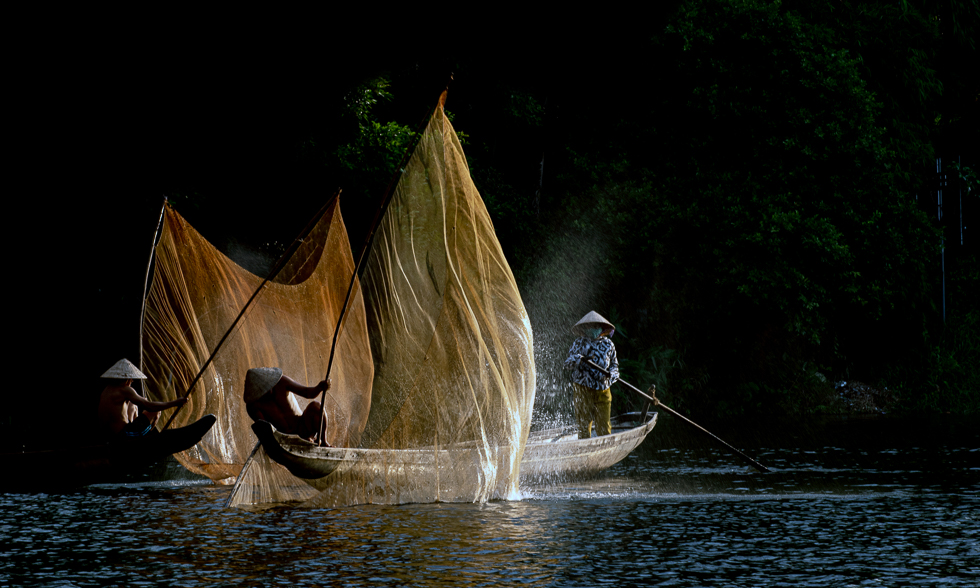 Pulling in fishing net. Photo: Nguyen Tuong Uyen 